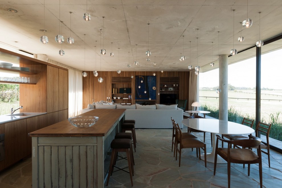 Inspiration för stora moderna matplatser med öppen planlösning, med beige väggar