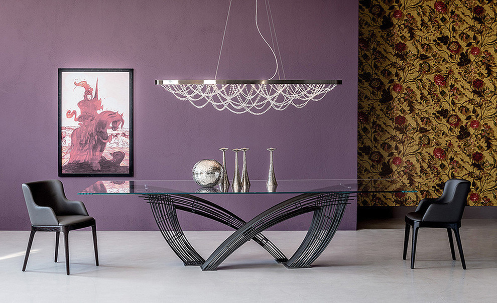 Источник вдохновения для домашнего уюта: большая отдельная столовая в современном стиле с фиолетовыми стенами и полом из керамогранита
