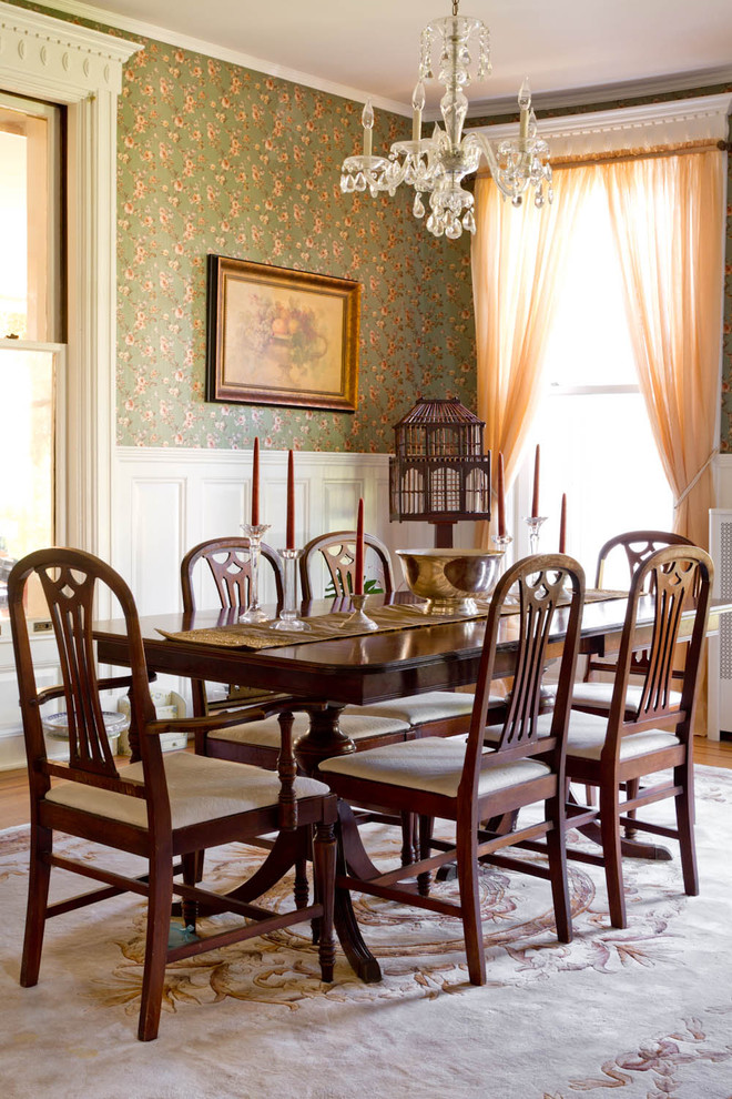 Idée de décoration pour une salle à manger victorienne avec un mur multicolore et un sol en bois brun.