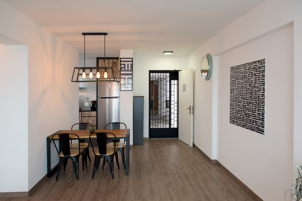 Idee per una sala da pranzo aperta verso la cucina industriale con pareti bianche e pavimento in vinile
