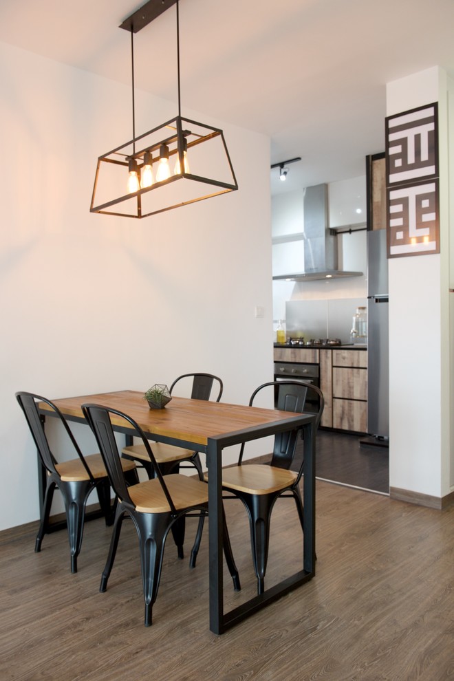 Foto di una sala da pranzo aperta verso la cucina industriale con pareti bianche e pavimento in vinile