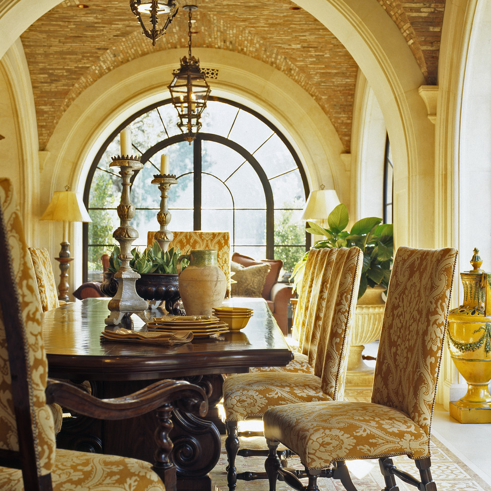 Foto di una grande sala da pranzo mediterranea chiusa con pareti beige, pavimento in pietra calcarea, nessun camino e pavimento beige