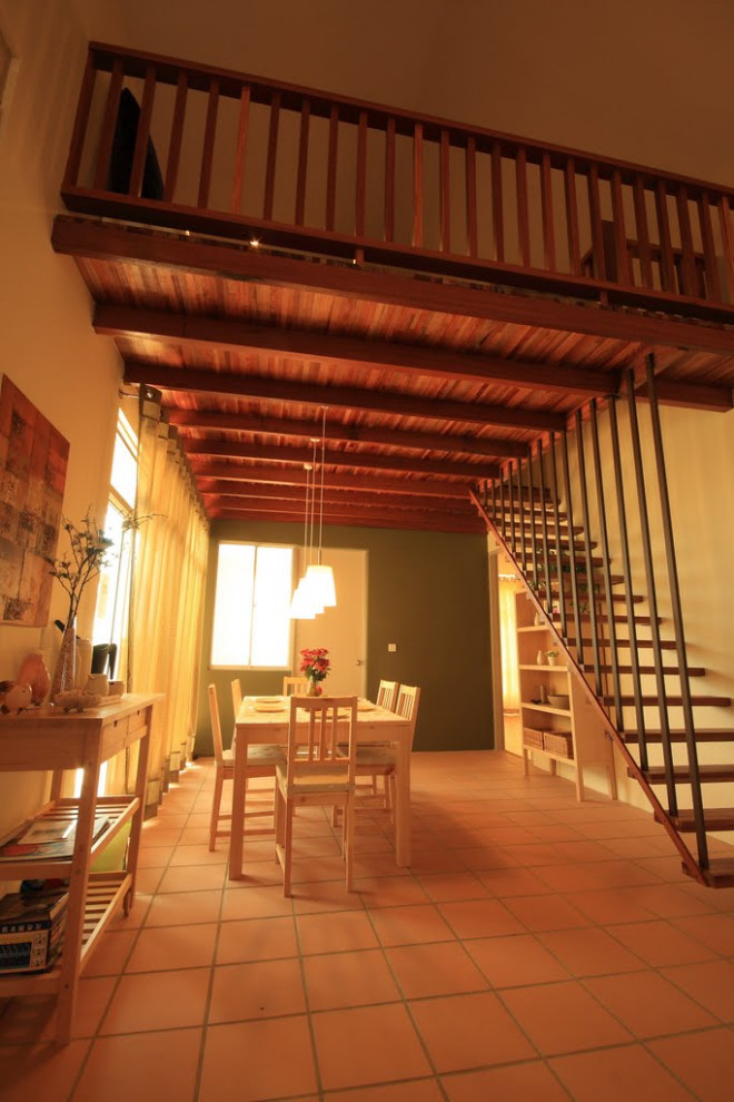Idée de décoration pour une petite salle à manger ouverte sur le salon chalet avec un mur beige, tomettes au sol, un sol orange et un plafond en lambris de bois.