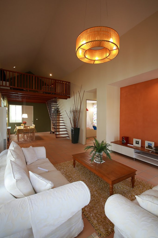 Свежая идея для дизайна: маленькая гостиная-столовая в стиле рустика с бежевыми стенами, полом из терракотовой плитки, оранжевым полом и потолком из вагонки для на участке и в саду - отличное фото интерьера