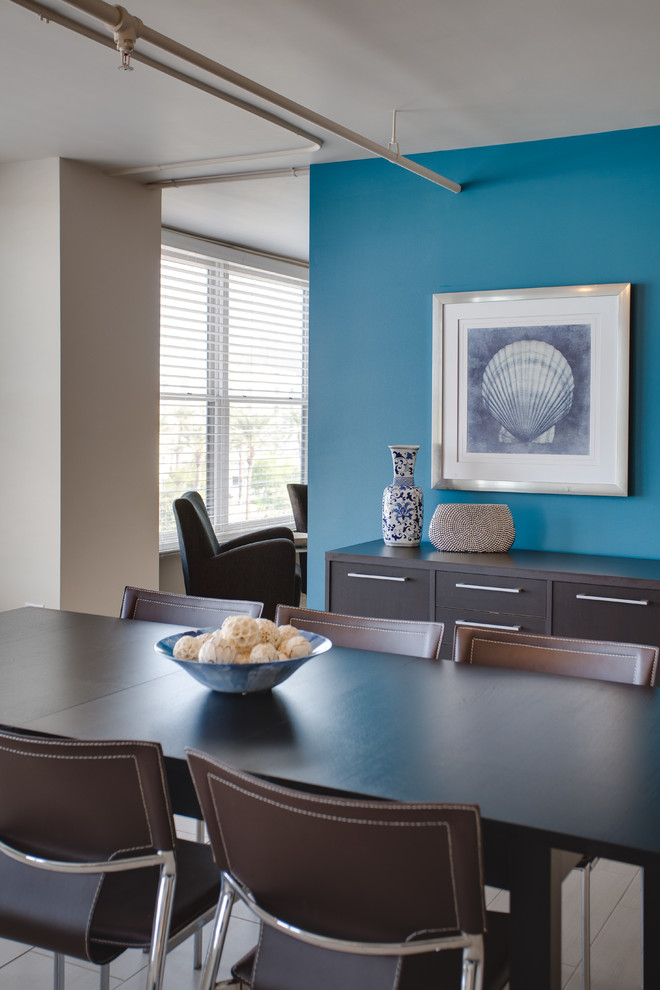 Idee per una piccola sala da pranzo aperta verso il soggiorno moderna con pareti blu e pavimento in gres porcellanato