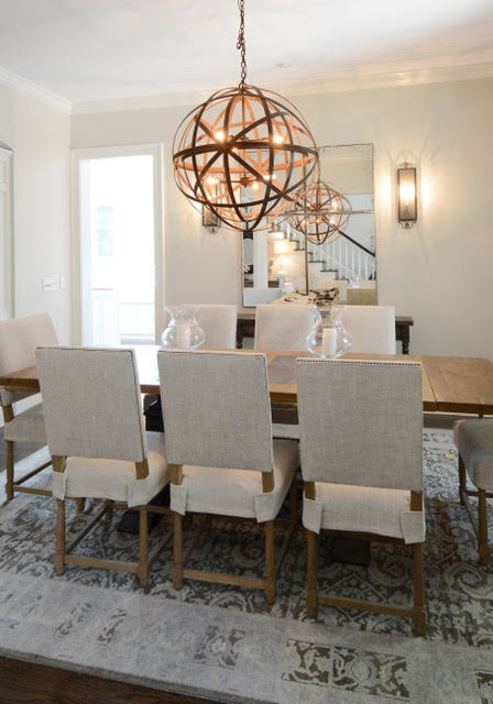 Immagine di una sala da pranzo minimalista chiusa e di medie dimensioni con pareti beige e parquet scuro