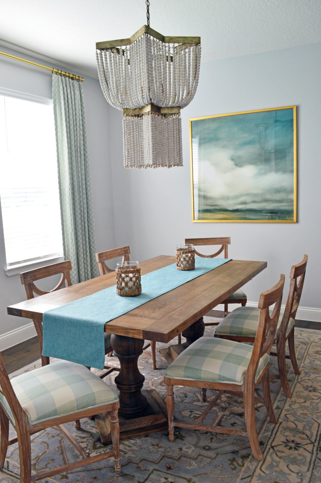Exemple d'une salle à manger ouverte sur le salon bord de mer de taille moyenne avec un mur gris, un sol en carrelage de céramique et un sol marron.