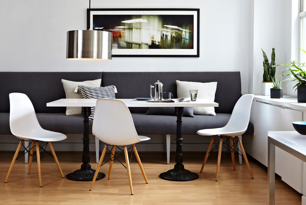 Ispirazione per una sala da pranzo minimal di medie dimensioni con pareti bianche e parquet chiaro