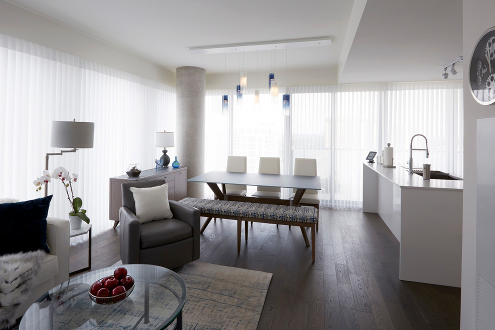 Mittelgroßes Modernes Esszimmer mit weißer Wandfarbe, braunem Holzboden und grauem Boden in Toronto