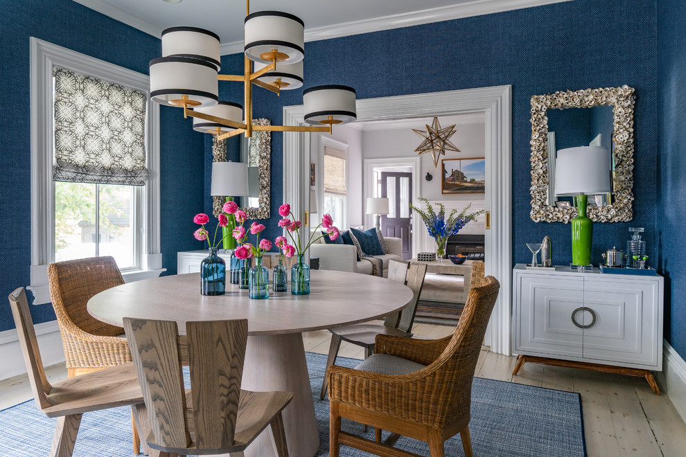 Esempio di una sala da pranzo stile marino di medie dimensioni e chiusa con pareti blu, parquet chiaro e nessun camino