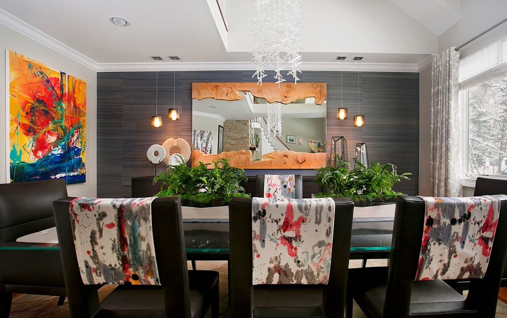 Cette photo montre une salle à manger ouverte sur le salon moderne de taille moyenne avec un mur bleu et moquette.