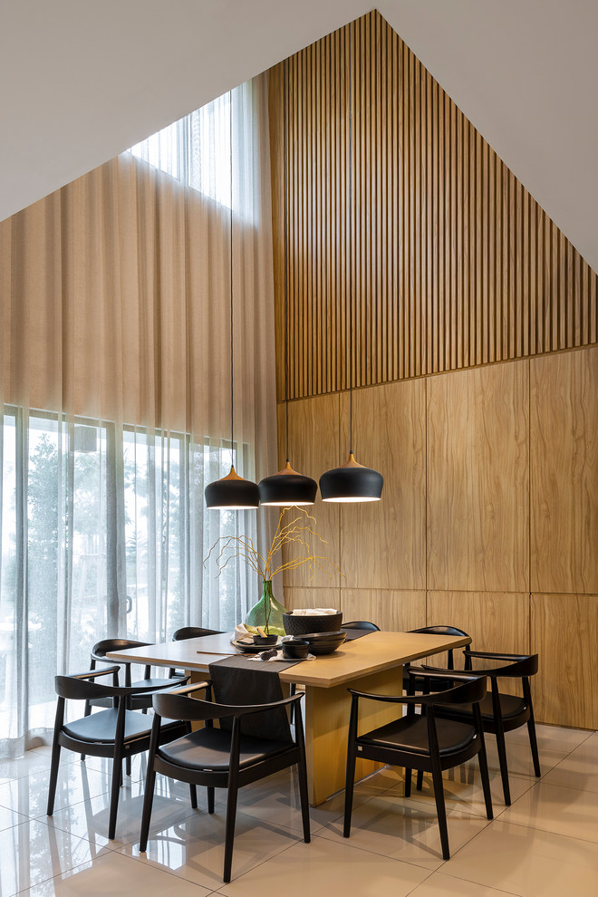 Immagine di una sala da pranzo contemporanea con pareti marroni e pavimento bianco