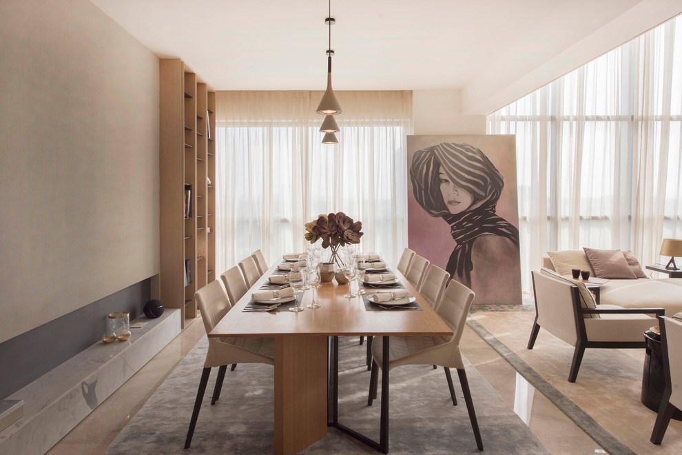 Immagine di una sala da pranzo aperta verso il soggiorno minimal con pareti beige e pavimento beige