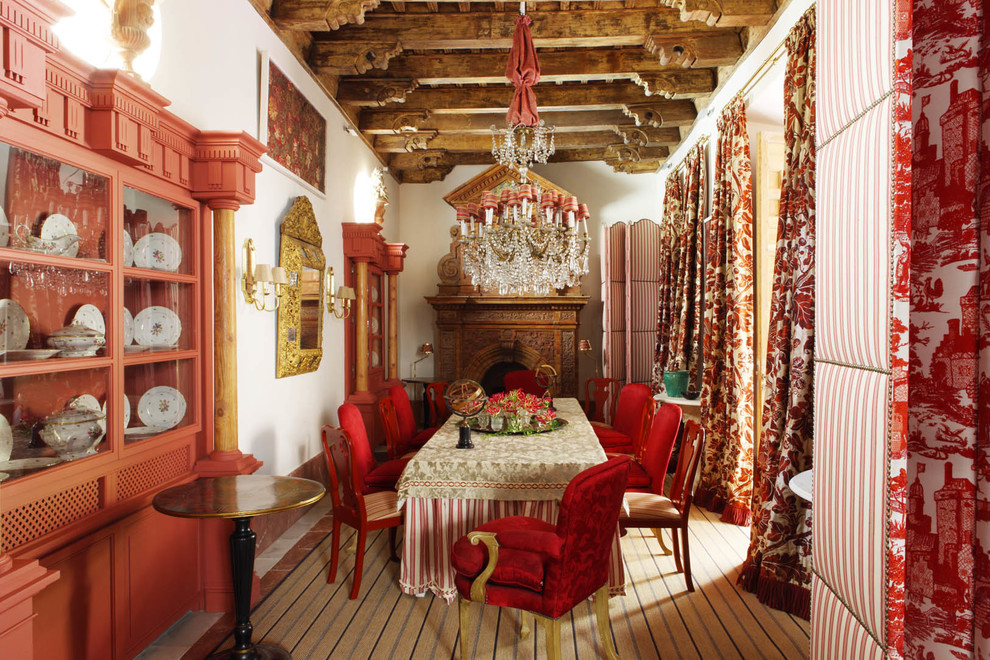 Inspiration pour une très grande rideau de salle à manger bohème fermée avec un mur blanc, moquette, une cheminée standard et un manteau de cheminée en bois.