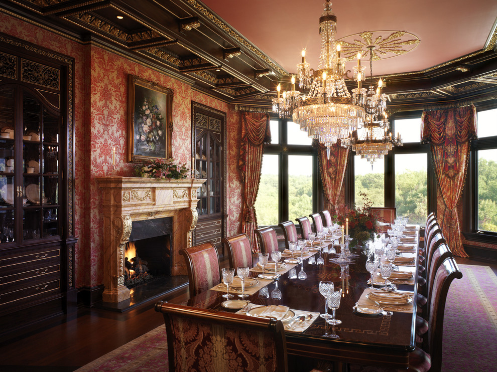 Immagine di una grande sala da pranzo classica con pavimento in legno massello medio