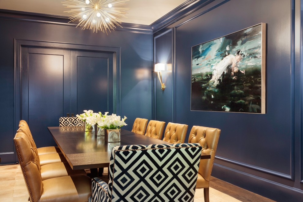 Inspiration pour une salle à manger traditionnelle fermée avec un mur bleu, parquet foncé et un sol marron.