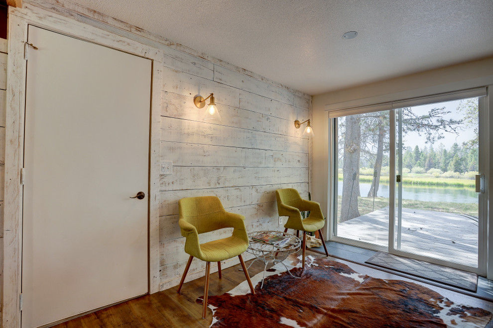 Esempio di una sala da pranzo aperta verso il soggiorno stile rurale di medie dimensioni con pavimento in laminato, pavimento marrone e pareti bianche