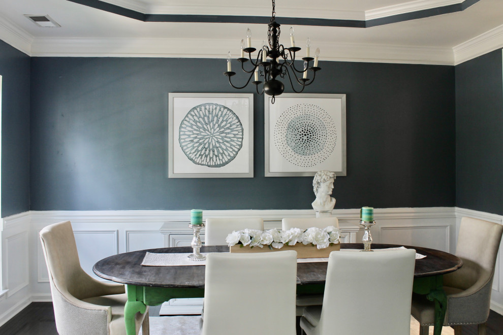 Свежая идея для дизайна: кухня-столовая среднего размера в стиле шебби-шик с синими стенами, темным паркетным полом, коричневым полом и кессонным потолком - отличное фото интерьера