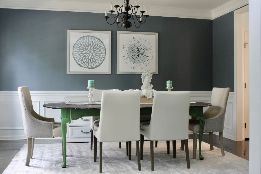 Пример оригинального дизайна: кухня-столовая среднего размера в стиле шебби-шик с синими стенами, темным паркетным полом, коричневым полом и кессонным потолком