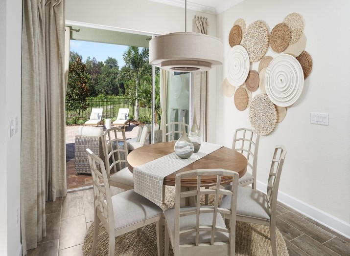 Geschlossenes, Mittelgroßes Shabby-Style Esszimmer mit beiger Wandfarbe, Keramikboden und beigem Boden in Orlando