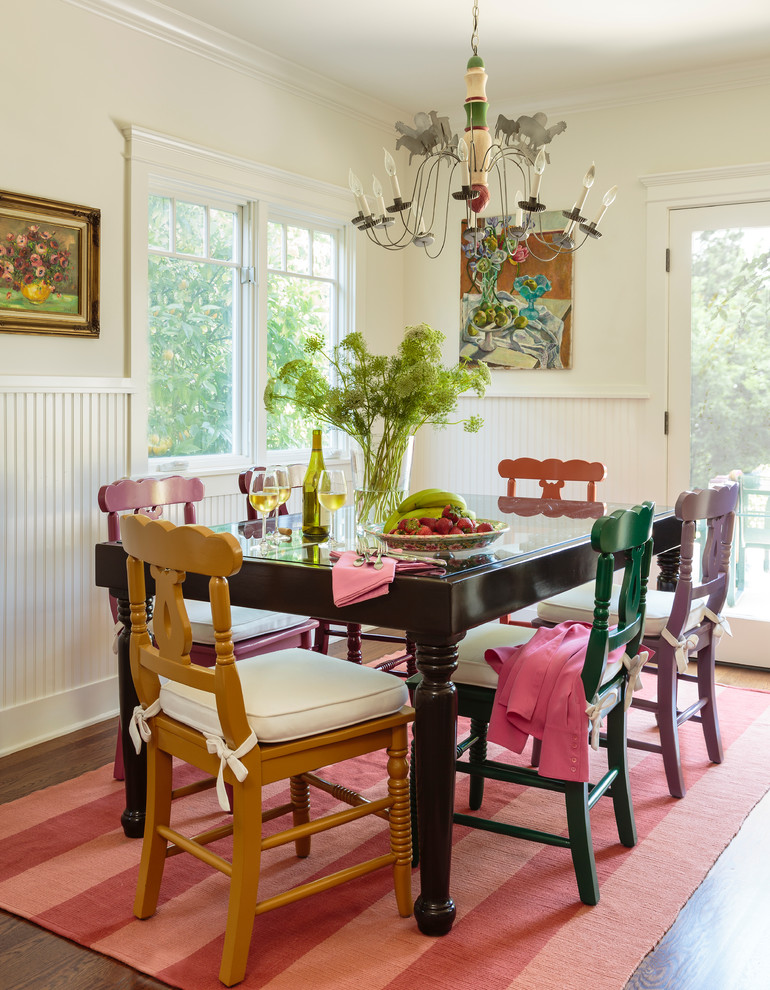 Inspiration pour une salle à manger ouverte sur la cuisine rustique de taille moyenne avec un mur blanc et parquet foncé.