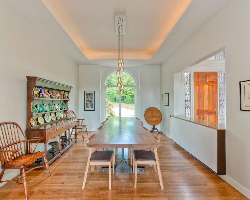 Immagine di una sala da pranzo shabby-chic style con pareti bianche e pavimento in legno massello medio