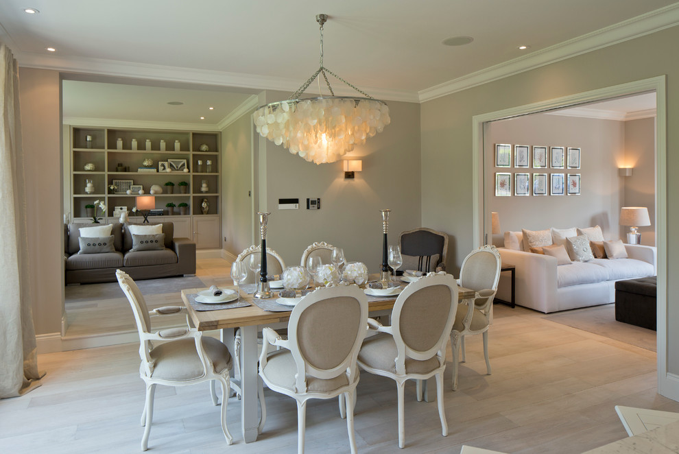Idée de décoration pour une salle à manger style shabby chic avec un mur beige et parquet clair.