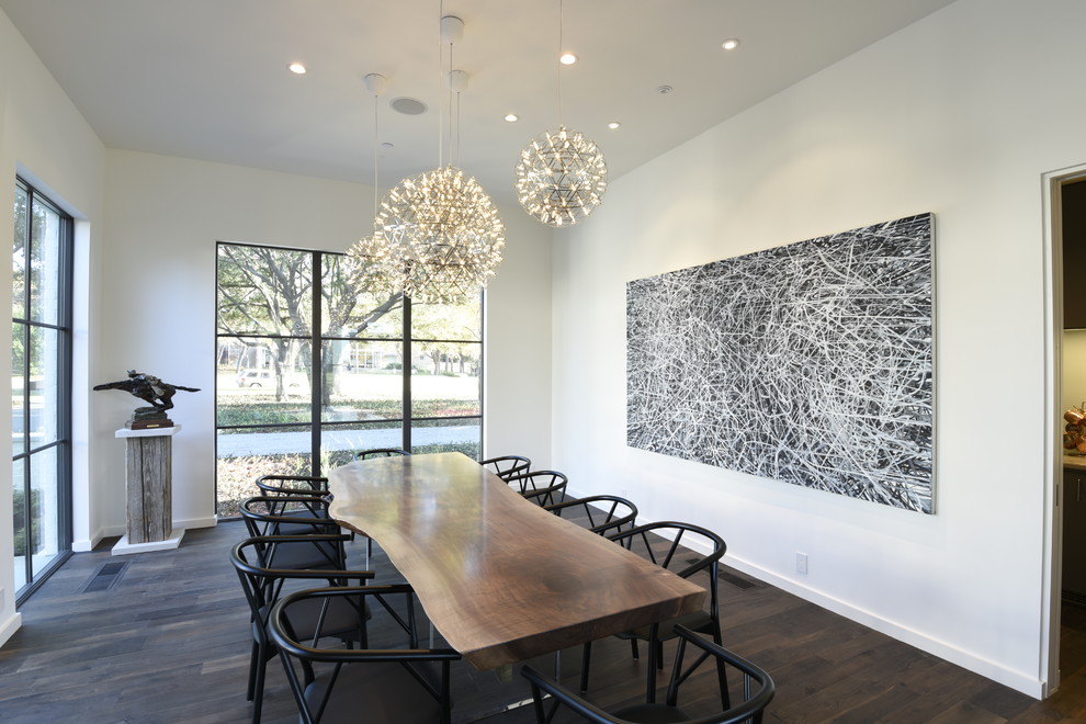 Modernes Esszimmer mit weißer Wandfarbe und dunklem Holzboden in Dallas