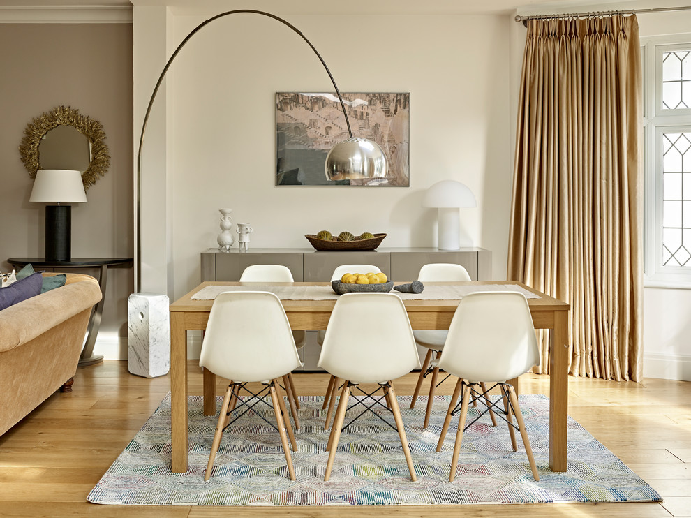 Aménagement d'une salle à manger ouverte sur le salon contemporaine de taille moyenne avec un mur blanc, moquette, un sol multicolore et éclairage.