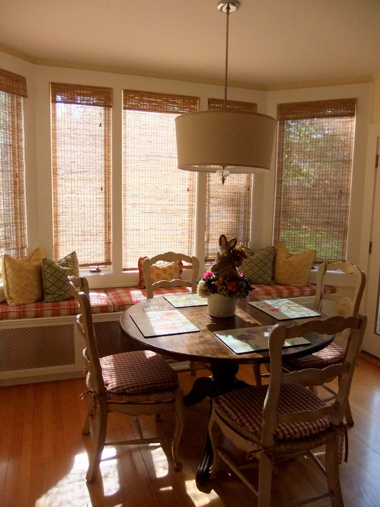 Exemple d'une grande salle à manger ouverte sur la cuisine chic avec un mur blanc, parquet clair et aucune cheminée.