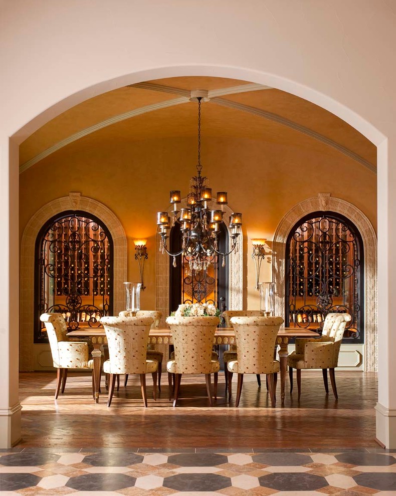 Cette photo montre une salle à manger méditerranéenne avec un mur beige et un sol en bois brun.