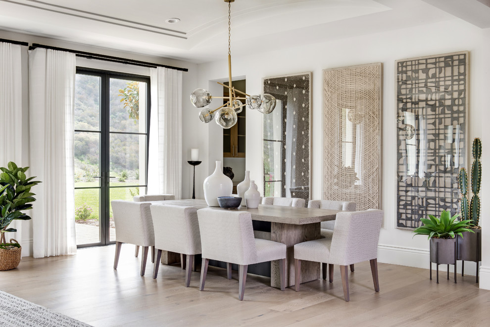 Esempio di una sala da pranzo aperta verso il soggiorno classica di medie dimensioni con pareti bianche, parquet chiaro, pavimento beige e nessun camino