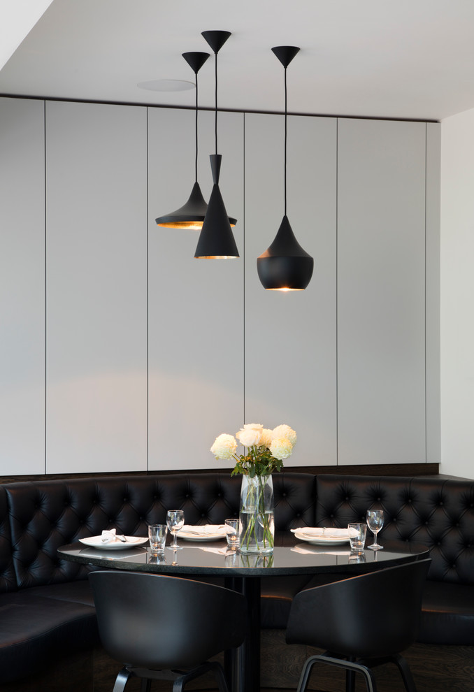 Idée de décoration pour une grande salle à manger design avec un mur blanc, parquet clair, un sol beige, du lambris et éclairage.