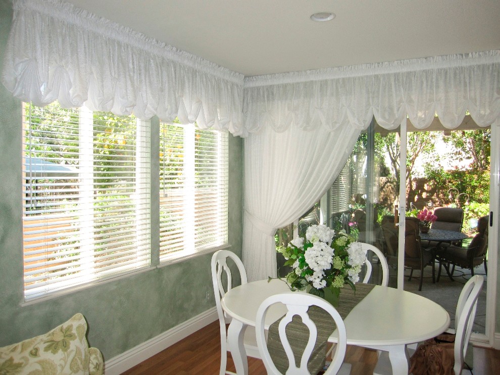 Offenes, Mittelgroßes Shabby-Style Esszimmer ohne Kamin mit grüner Wandfarbe und braunem Holzboden in Orange County