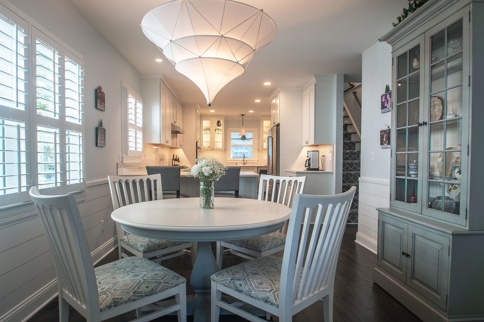Esempio di una sala da pranzo aperta verso la cucina stile marinaro di medie dimensioni con pareti blu, parquet scuro e pavimento grigio