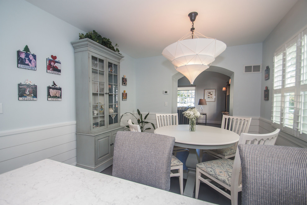 Esempio di una sala da pranzo aperta verso la cucina stile marino di medie dimensioni con pareti blu, parquet scuro, nessun camino e pavimento grigio