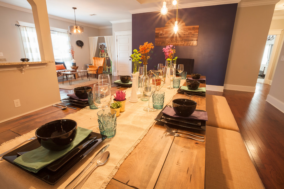 Ispirazione per una grande sala da pranzo aperta verso la cucina eclettica con pareti blu e pavimento in legno massello medio