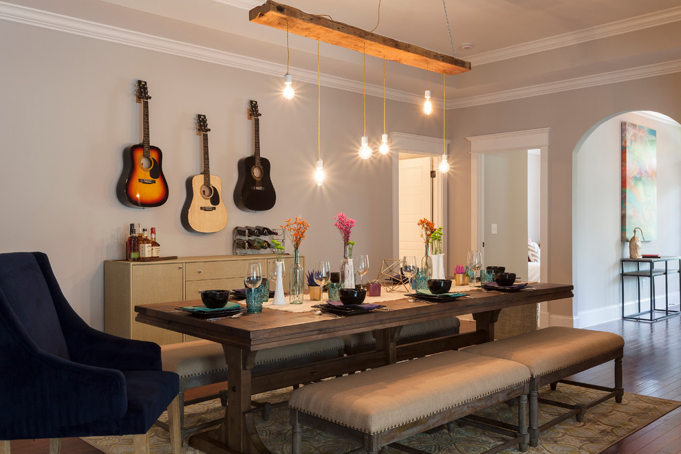 Ispirazione per una grande sala da pranzo aperta verso la cucina boho chic con pareti blu e pavimento in legno massello medio