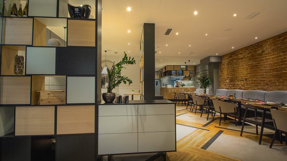 Inspiration pour une très grande salle à manger ouverte sur le salon design avec un mur beige, un sol en bois brun et un sol beige.