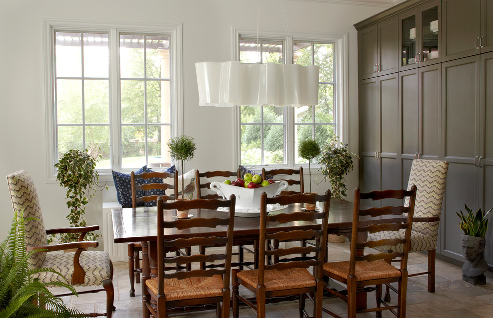 На фото: кухня-столовая среднего размера в стиле неоклассика (современная классика) с белыми стенами и разноцветным полом без камина