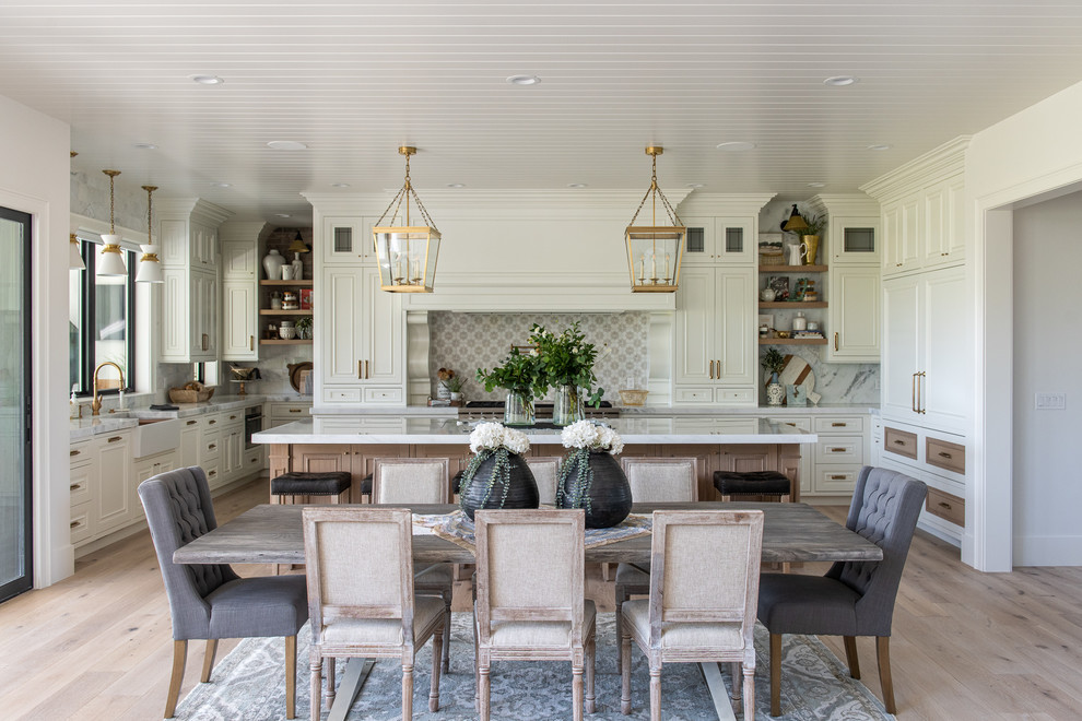 Cette photo montre une salle à manger ouverte sur la cuisine nature avec un mur blanc, parquet clair et un sol beige.