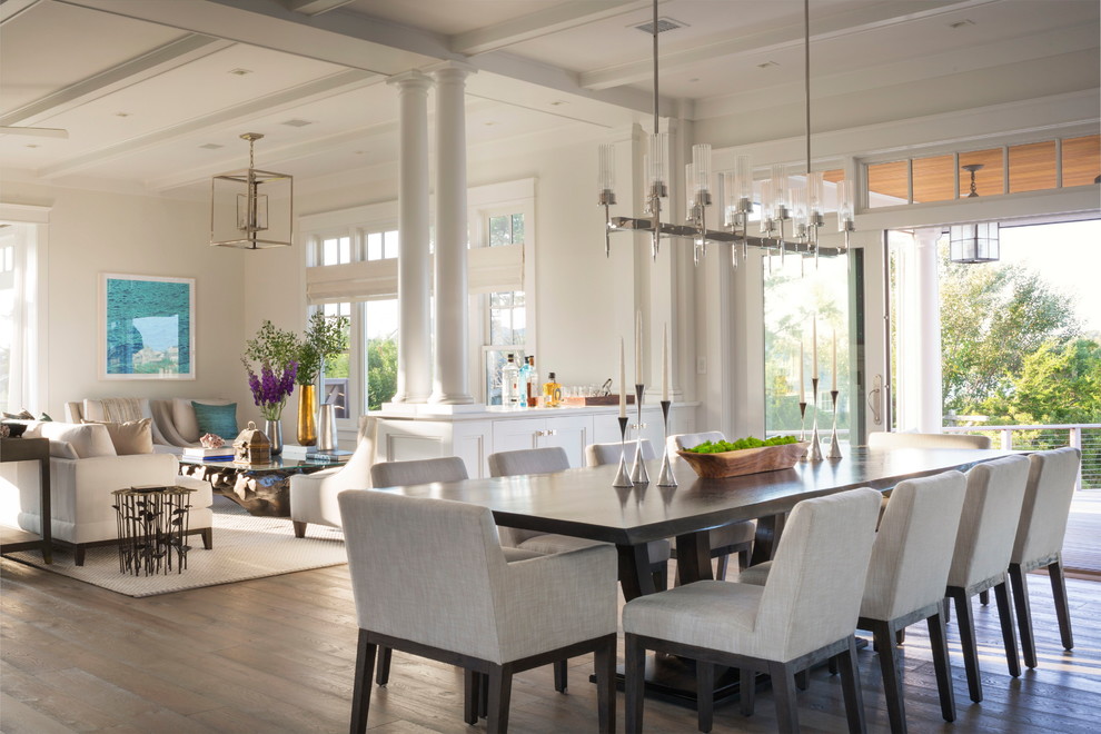 Idee per una grande sala da pranzo aperta verso il soggiorno stile marinaro con pareti bianche e pavimento in legno massello medio