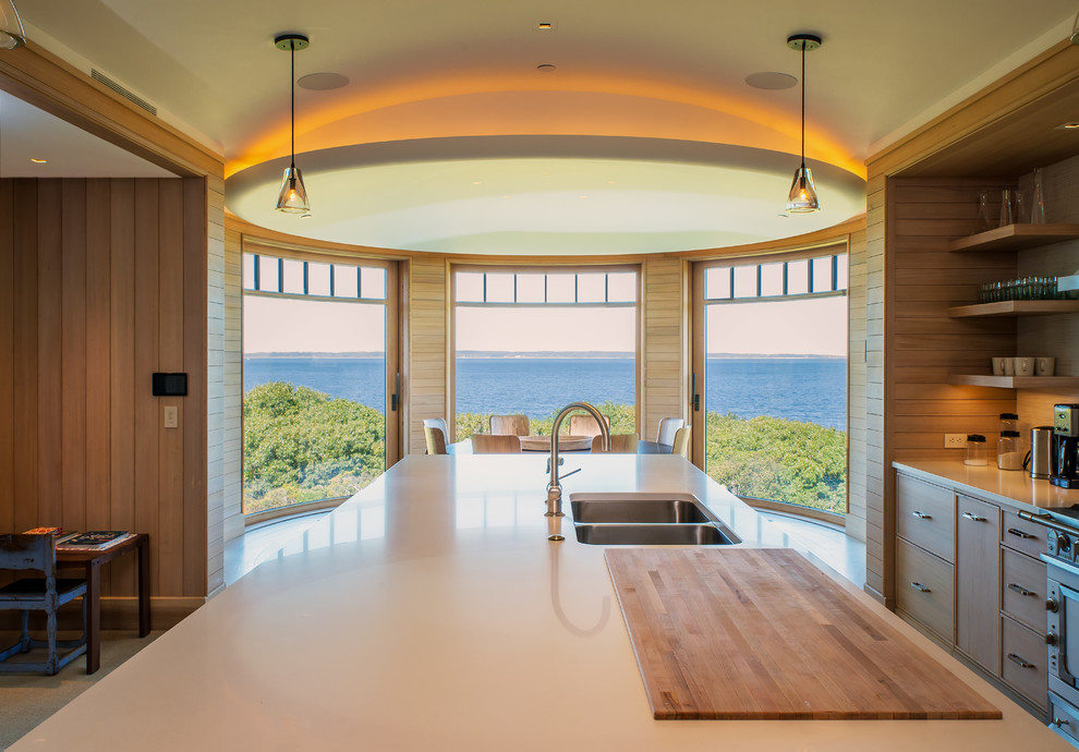 Exemple d'une grande salle à manger ouverte sur la cuisine bord de mer avec un mur beige.