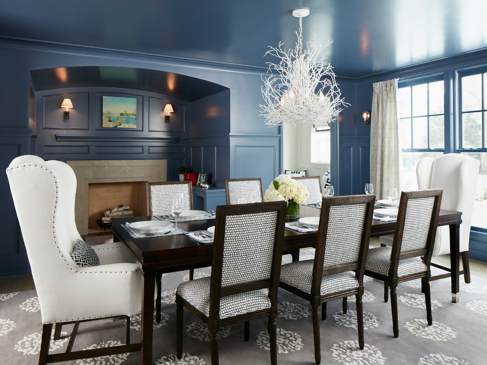 Ispirazione per una sala da pranzo tradizionale chiusa con pareti blu e camino classico