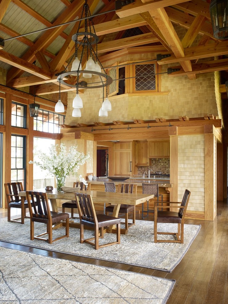 Cette photo montre une salle à manger craftsman avec un sol en bois brun.