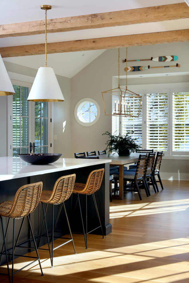 Стильный дизайн: большая столовая в классическом стиле с с кухонным уголком, серыми стенами и светлым паркетным полом - последний тренд
