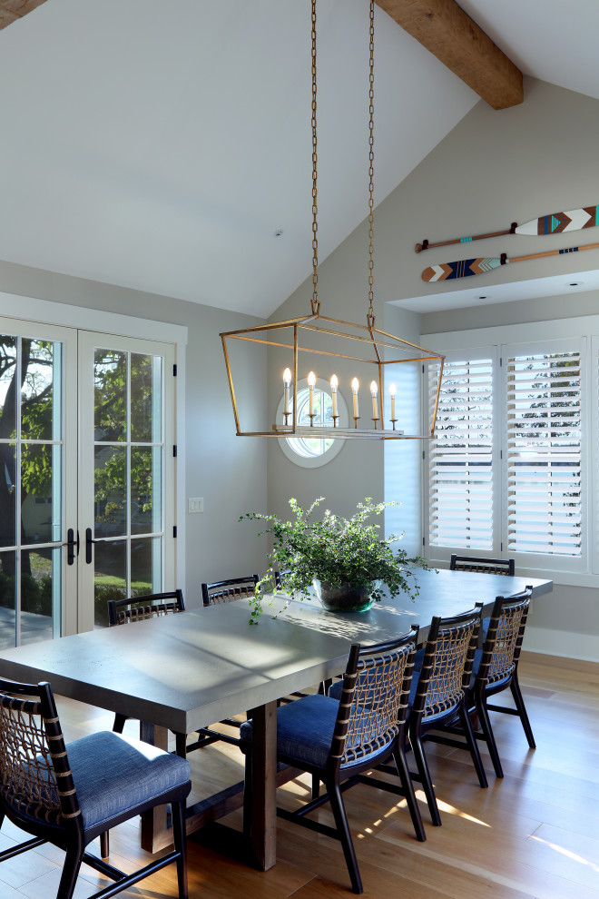 На фото: большая столовая в классическом стиле с с кухонным уголком, серыми стенами и светлым паркетным полом с
