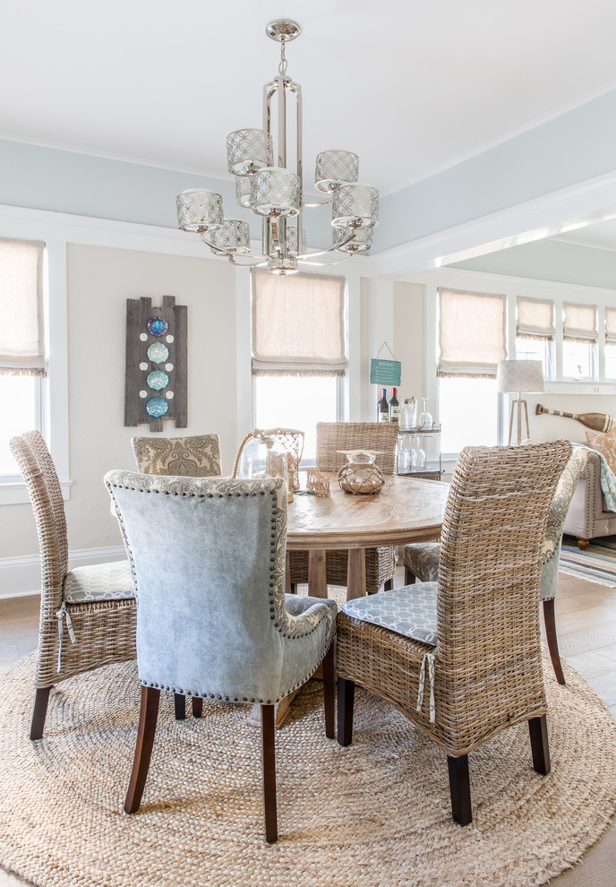 Esempio di una sala da pranzo aperta verso il soggiorno costiera di medie dimensioni con pareti blu e pavimento in legno massello medio