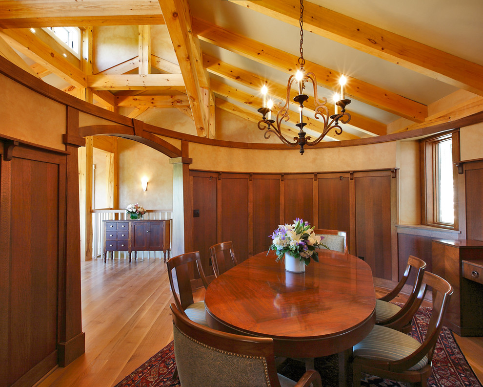 Foto di una sala da pranzo tradizionale chiusa con pareti beige e pavimento in legno massello medio
