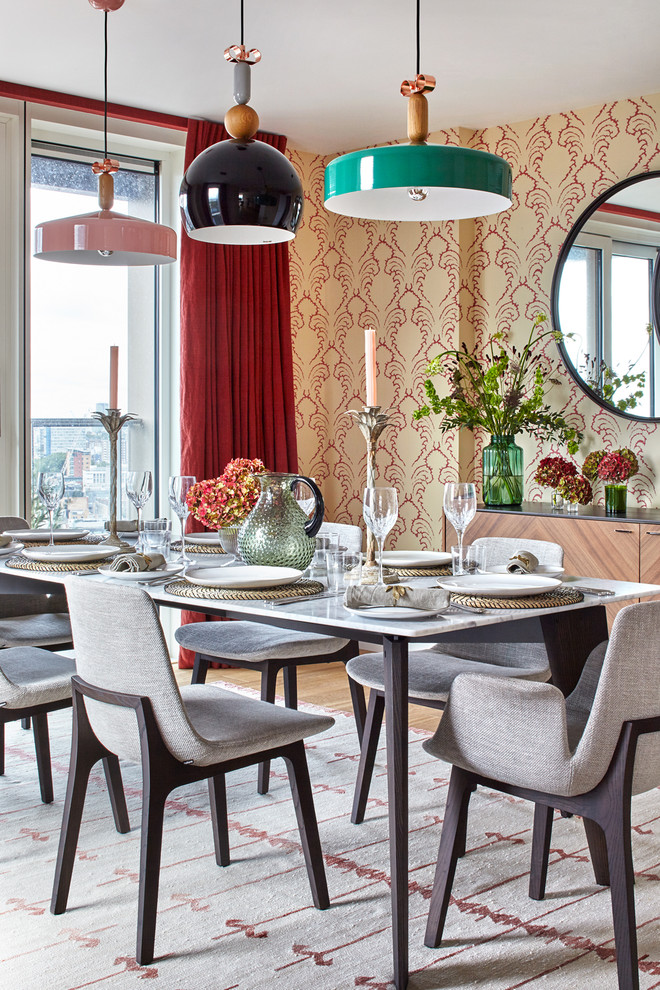 Стильный дизайн: столовая в стиле фьюжн с разноцветными стенами - последний тренд